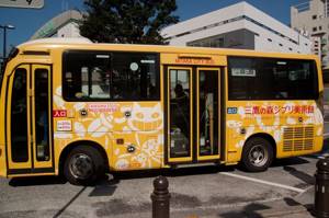 Автобус-шаттл, доставляющий в музей со станции Митака