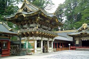 Брама Никко святилище Ияэсу Япония