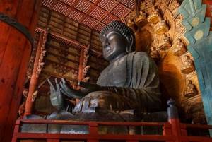 Черная статуя Будды