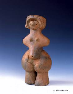 Dogu figurine depicting a pregnant woman from the historical site of Tanabatake in Prefecture. Nagano, National Treasure (Courtesy of the Tino Togariishi Archaeological Museum) 