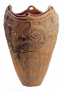 Deep pot with a spiral pattern from the historical monument of Tsunagi in Morioka Prefecture. Iwate, Important Cultural Property (Courtesy of Morioka City Historical Museum) 