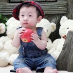 Корейский мальчик с яблоком и игрушками
