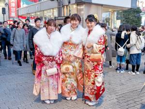 молодые японки на праздник совершеннолетия