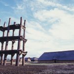 Реконструкция огромной деревянной постройки в преф. Аомори (предоставлено Центром исторического памятника Саннай-Маруяма)