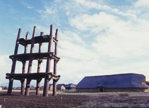 Reconstruction of a huge wooden building in the prefecture. Aomori (Courtesy of Sannai-Maruyama Historical Monument Center) 