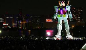 Скульптура робота RX-78 Gundam является очень интересной достопримечательностью в Токио для туристов.