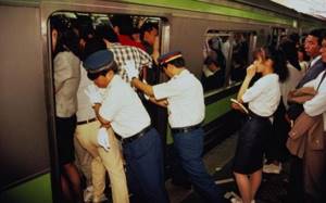 Странная профессия в токийском метро