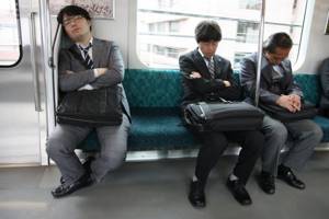 японцы спят в метро